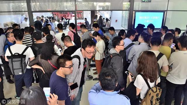 引進(jìn)落戶辦證大廳外大排長龍